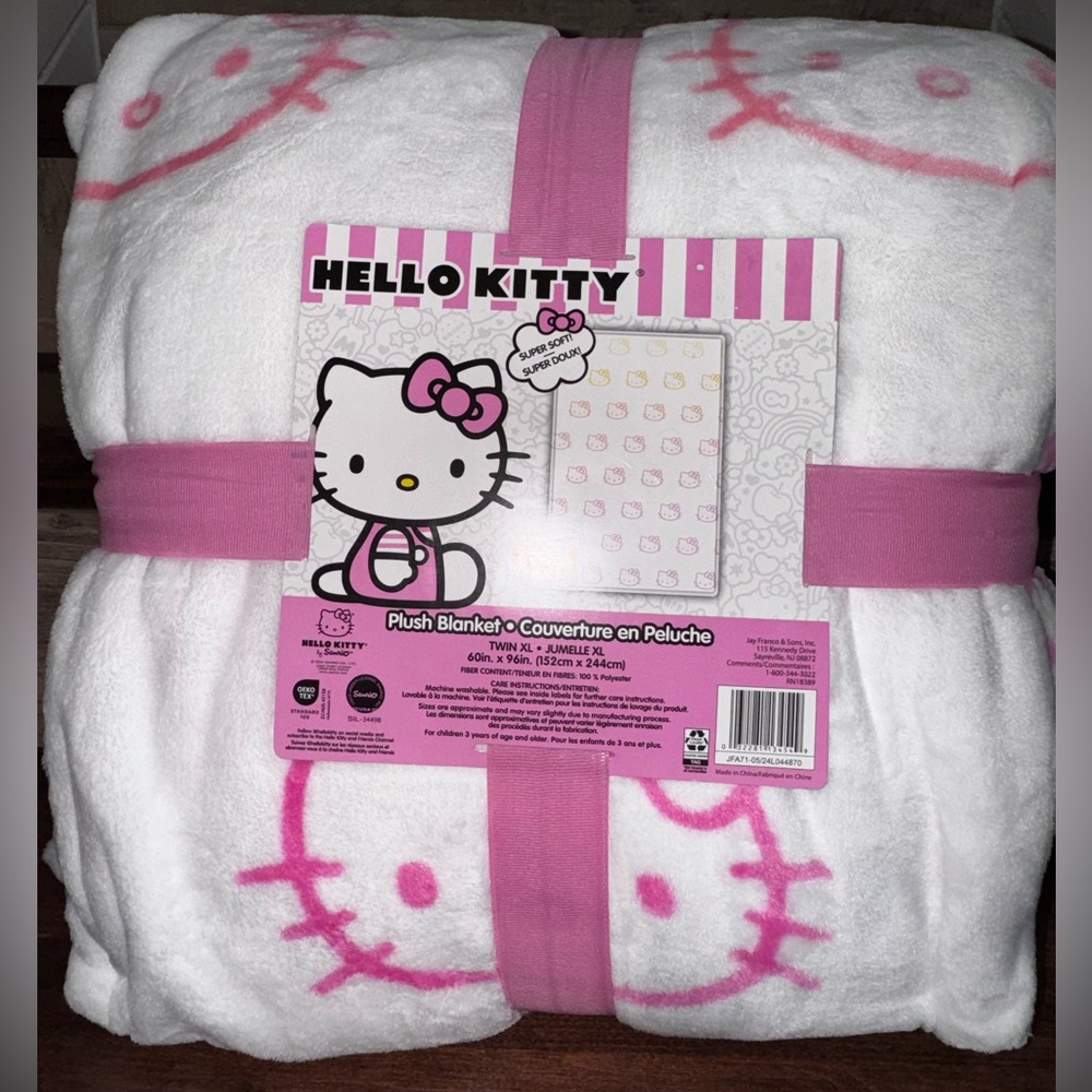 Super Cute 🥰 Hello Kitty Plush Blanket Twin XL Size 60inx96in - NEW